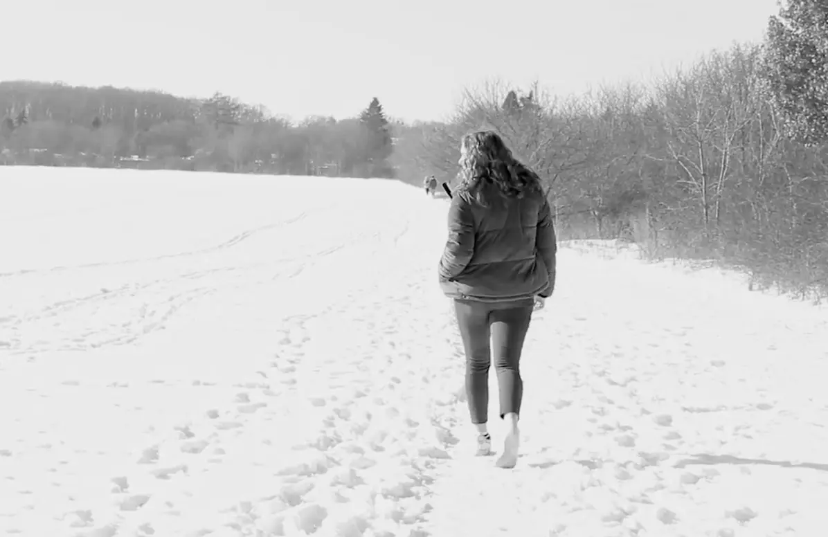 Junge Frau Im Schnee (Bild aus dem Youtube-Video der Band Lightfield)