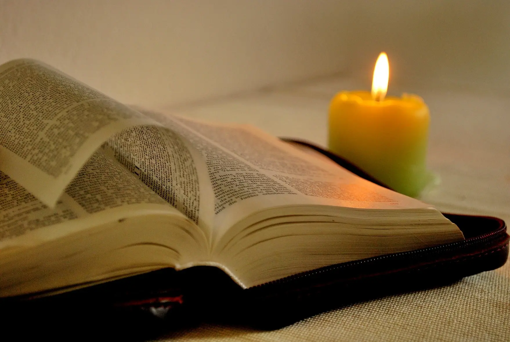 Bibel und Kerze (Foto: Pixabay)