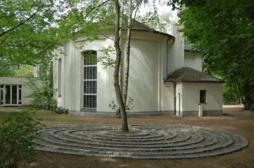 Außenansicht Kirche Südende mit Labyrinth