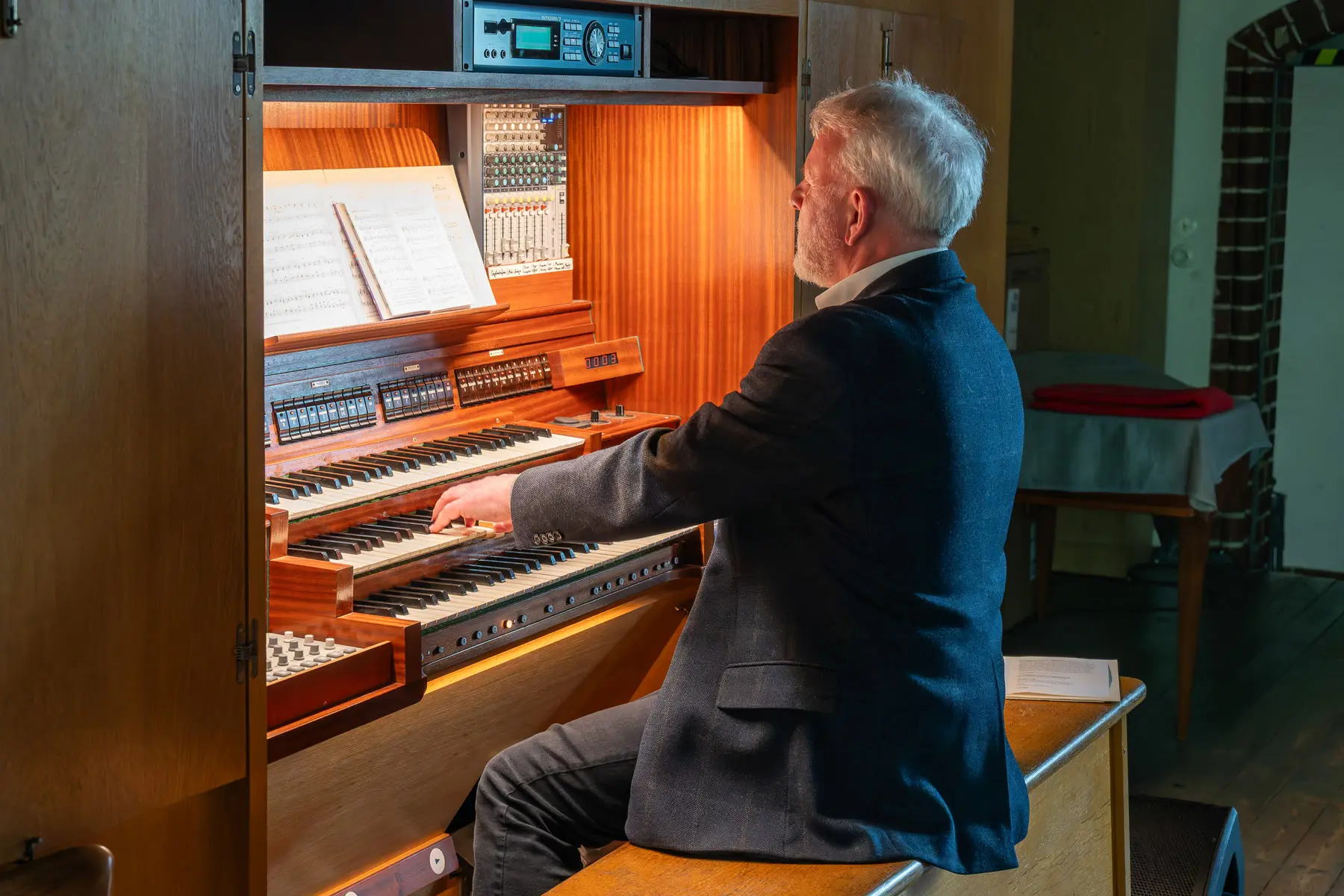 C. Finke an der Orgel Dreifaltigkeit