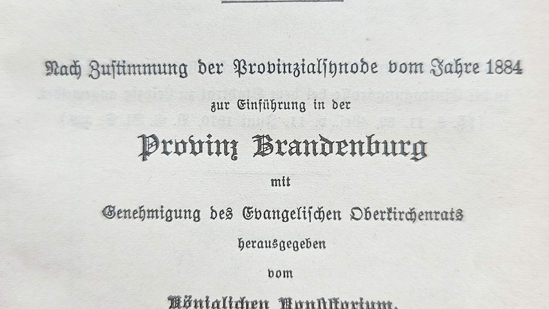 Innenseite des Evangelischen Gesangbuches zur Einführung in der Provinz Brandenburg von 1905 (Foto: Dr. Cordelia Miller)