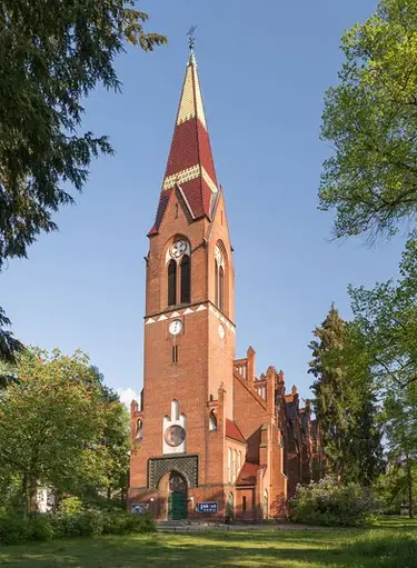 Außenansicht Petrus-Kirche am Oberhofer Platz in Lichterfelde