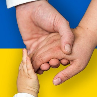 Ukrainische Flagge, davor drei ineinandergreifende Hände