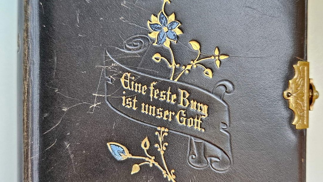 Mit Gold verziertes in Leder gebundenes Gesangbuch von 1905