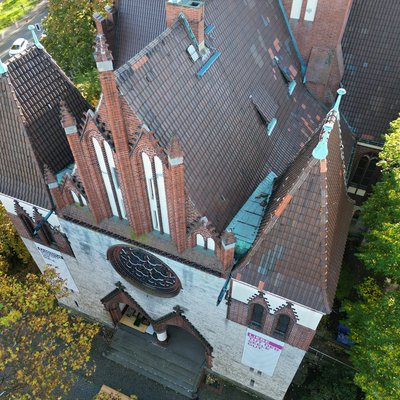 Drohnenansicht des Daches über dem Eingang zur Kirche