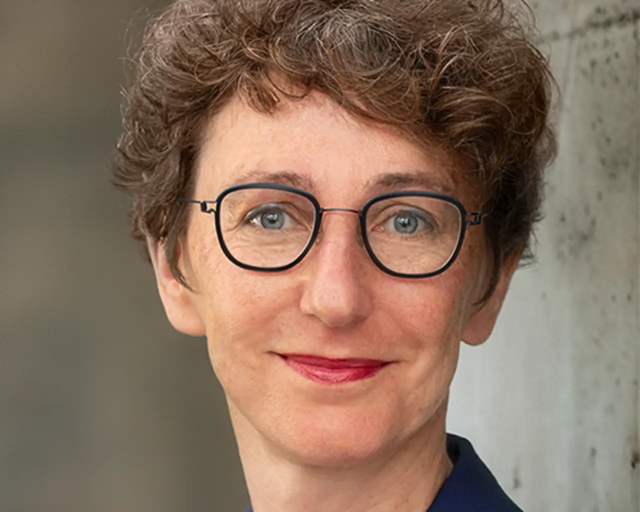 Dr. Julia Helmke