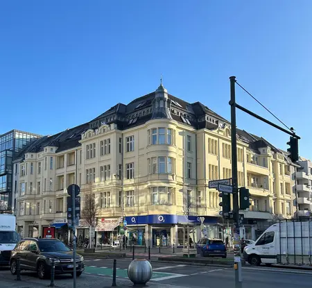 Blick auf das Wohnhaus in der Schloßstraße 107/108 in Berlin-Steglitz im Jahre 2025