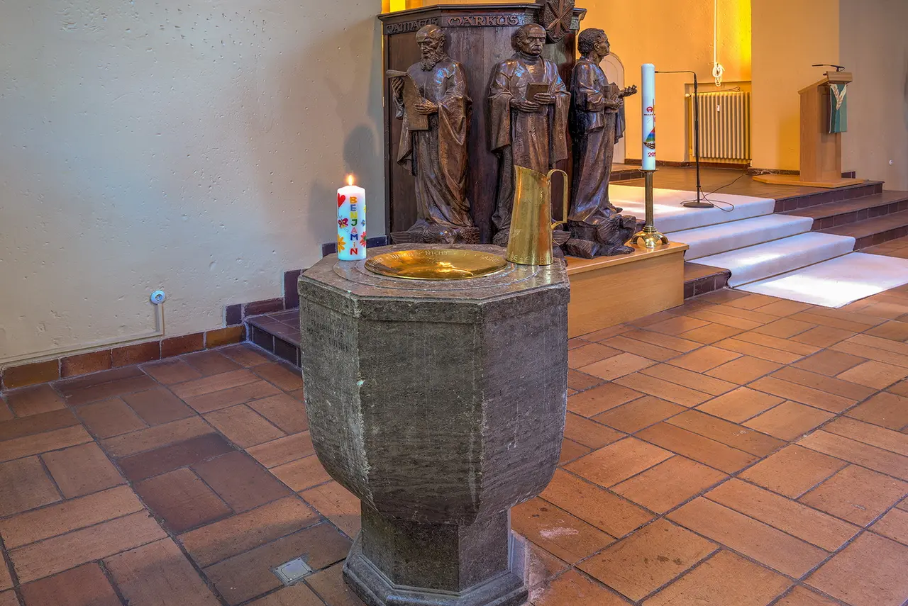 Taufstein in der Martin-Luther-Kirche Lichterfelde