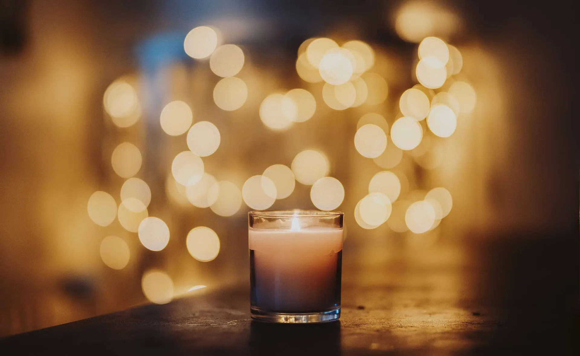 Kerze im Glas mit Lichtpunkten (Foto: Pixabay)