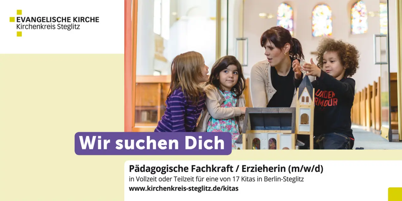 Erzieherin mit Kindern in der Kirche