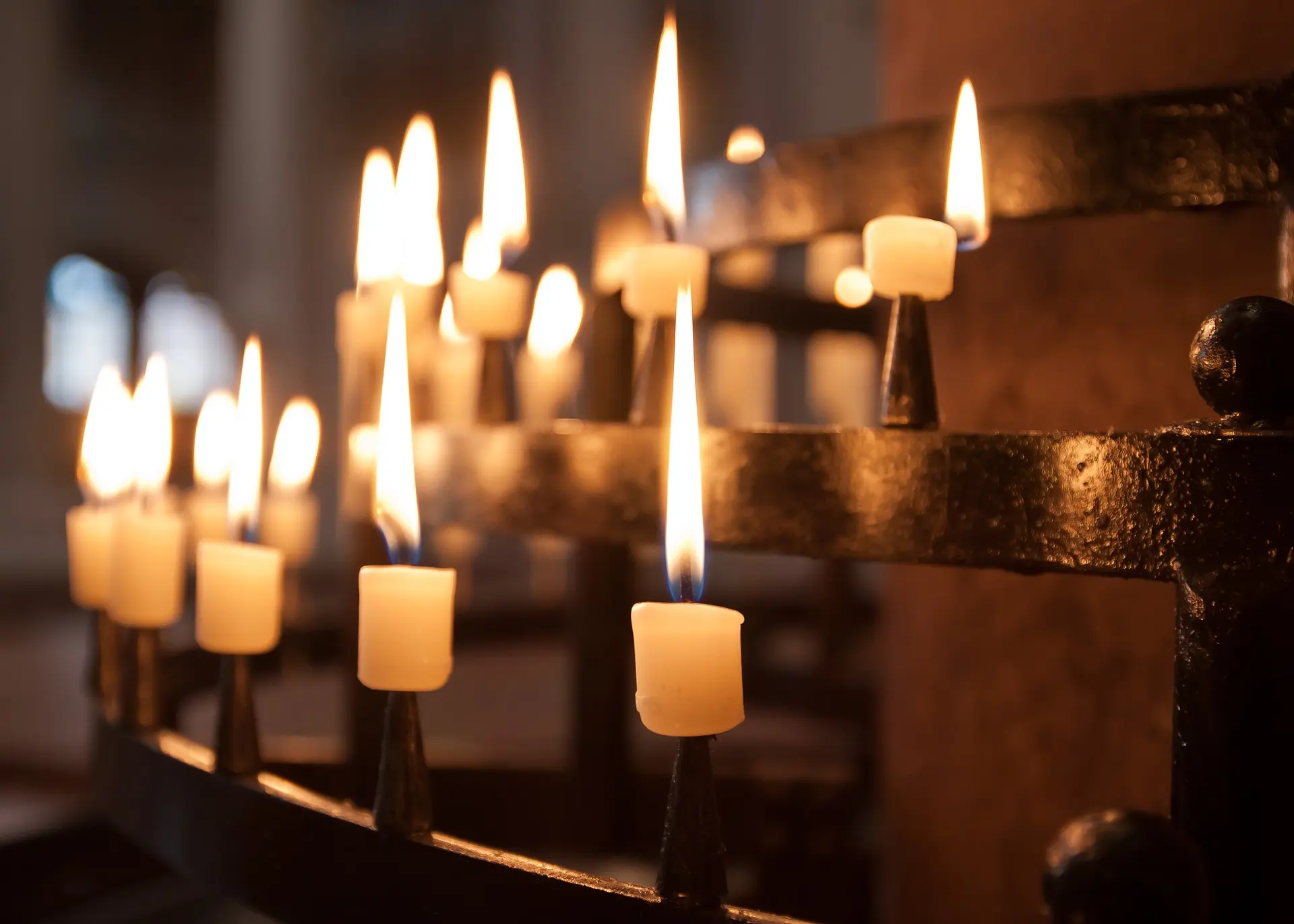 Kerzenlichter in der Kirche (Foto: RaBe, Pixabay)