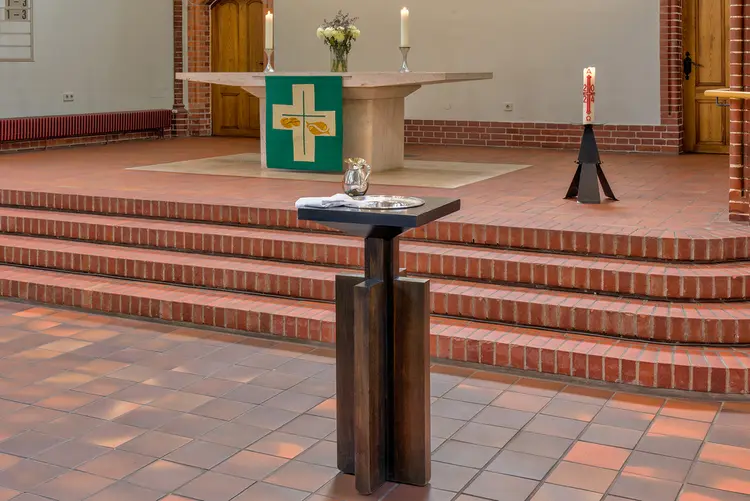 Taufständer in der Petruskirche in Lichterfelde