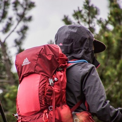 Mensch trägt einen Rucksack